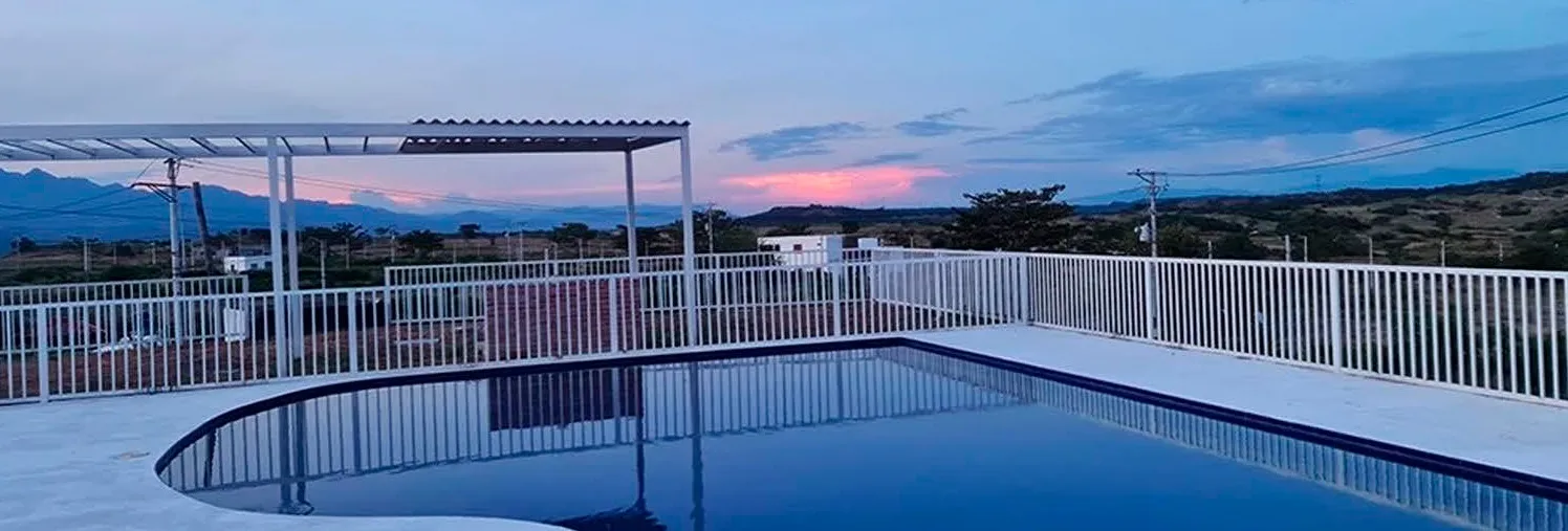 Piscina al atardecer con vista a las montañas
