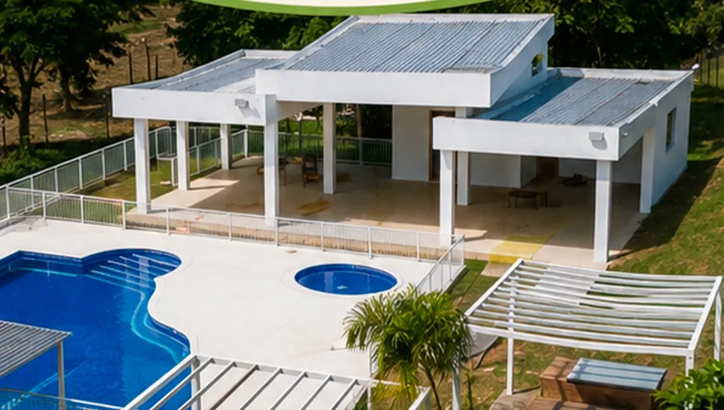 Vista aérea de la piscina y el salón social de Novaterra