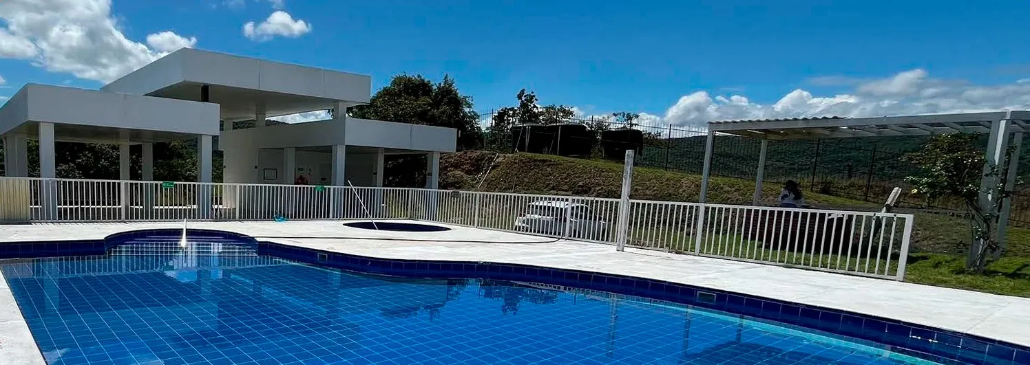 Piscina con el club house al fondo