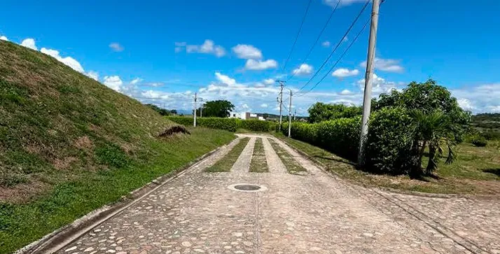 Vías internas empedradas